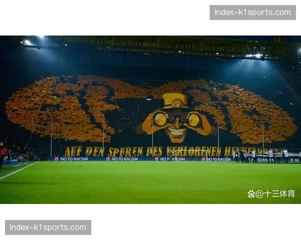 莱切主场球迷展示巨型Tifo，送别功勋主帅达韦尔萨